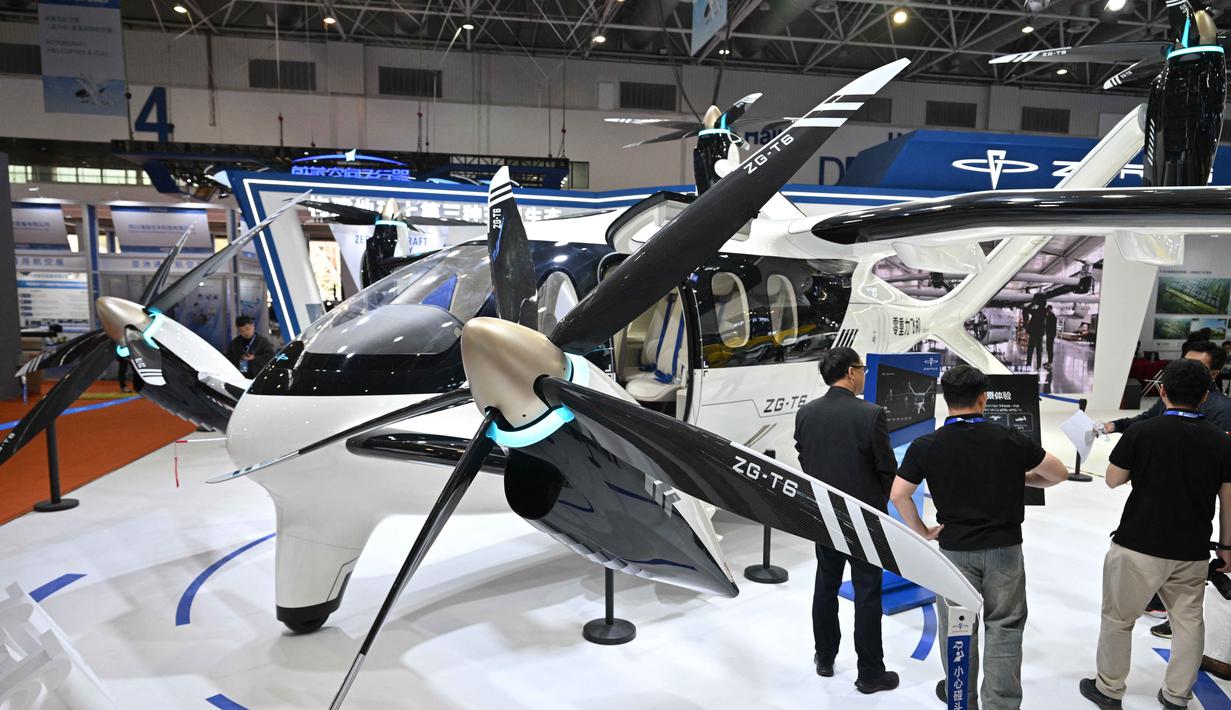 Jumlah peserta ini merepresentasikan peningkatan skala sebesar 42 persen. Tampak dalam foto, pengunjung terlihat di samping pesawat Zerog eVTOL model ZG-T6 di stan Zerog selama Aero Asia 2025 di Zhuhai, Provinsi Guangdong, Tiongkok selatan, pada Kamis 27 November 2025. (Hector RETAMAL/AFP)