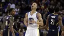 Ekspresi Pemain Golden State Warriors, Stephen Curry  usai mencetak poin bagi timnya saat  melawan Indiana Pacers pada laga NBA Oracle Arena,Oakland, California, (5/12/2016). (AP/Ben Margot)