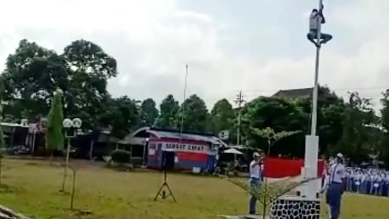 Aksi heroik 2 siswa SMA N 1 Purwokerto memanjat tiang bendera di hari sumpah pemuda viral di berbagai linimassa. (Foto: Liputan6.com/Istimewa/Dok. Humas Pemkab BMS/Muhamad Ridlo)