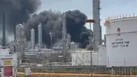 Suasana mencekam menyelimuti kawasan Kilang Minyak PT Trans-Pacific Petrochemical Indotama (TPPI) di Desa Remen, Kecamatan Jenu, Kabupaten Tuban, Kamis (16/10/2025). (Liputan6.com/ Ahmad Adirin)