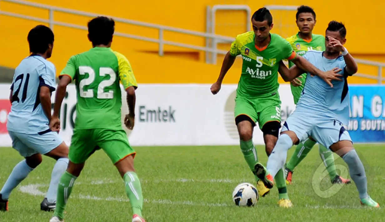 Octavio Dutra berusaha melewati hadangan pemain Persela Lamongan dalam laga SCM Cup 2015, Stadion Jakabaring, Palembang, Selasa (27/1/2015). (Liputan6.com/Johan Tallo)