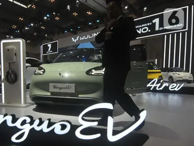 Mobil Wuling Binguo EV Limited Edition yang dipamerkan pada Gaikindo Indonesia International Auto Show (GIIAS) 2024 di Indonesia Convention Exhibition (ICE) BSD, Serpong, Kabupaten Tangerang, Banten, Jumat (19/7/2024). (merdeka.com/Imam Buhori)
