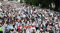 Massa demo 2 Desember mulai berjalan kaki menuju Monumen Nasional (Monas), Jakarta Pusat, Jumat (2/12). Dengan mengenakan pakaian serba putih, peserta demo 2 Desember sesekali mengucapkan kalimat takbir. (Liputan6.com/Faizal Fanani)
