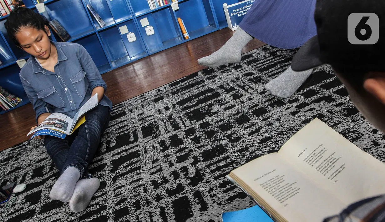 Taman di tengah-tengah pusat perbelanjaan tersebut bisa menjadi hiburan tersendiri. (Liputan6.com/Johan Tallo)