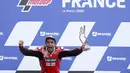 Pembalap Ducati, Danilo Petrucci, melakukan selebrasi di atas podium usai menjuarai balapan MotoGP Prancis di Le Mans, Minggu (11/10/2020). Petrucci finis pertama dengan catatan waktu 45 menit 54,736 detik. (AP Photo/David Vincent)
