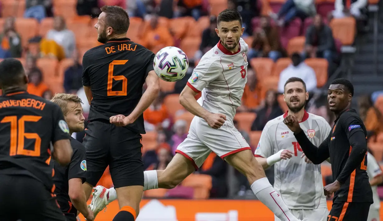 Tidak ada gol lagi yang tercipta sampai wasit menghembuskan peluit panjang tanda berakhirnya pertandingan. Belanda jadi pemenang dengan skor telak 3-0 dan berhak melaju ke babak 16 besar dengan status juara grup C. (Foto: AP/Pool/Peter Dejong)