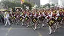 Grup marching band anggota kepolisian RI memeriahkan Parade Asian Games 2018 di Jalan MH Thamrin, Jakarta, Minggu (15/5). Acara ini untuk memasyarakatkan dan menyebarkan semangat Asian Games di kalangan masyarakat Indonesia. (Liputan6.com/Arya Manggala)