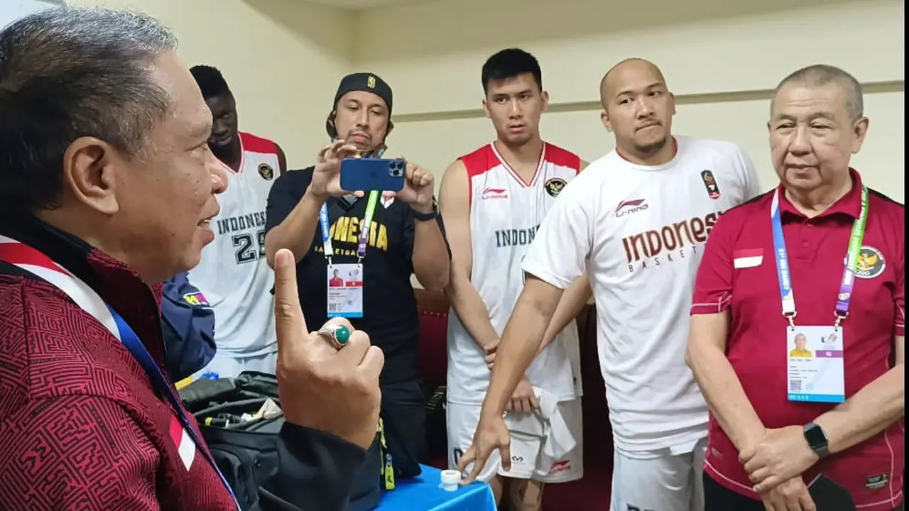 Menpora Zainudin Amali memberikan motivasi kepada timnas basket Indonesia sebelum meraih emas SEA Games 2021