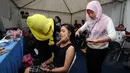 Jelang beraksi di panggung inBox di Cibinong, Bogor, Alif Ekacahya didandani terlebih dahulu oleh tim rias SCTV, Selasa (27/1/2015). Alif Ekacahya merupakan pemenang keempat ajang Music Vidio Contest. (Liputan6.com/Helmi Fithriansyah)