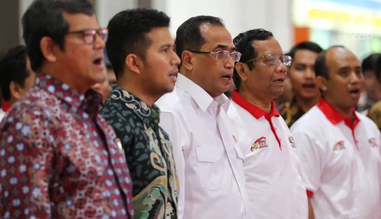 Ketua Gerakan Suluh Kebangsaan Mafud MD (dua kanan) bersama Menhub Budi Karya Sumadi, dan Wakil Gubernur Jawa Timur Emil Dardak saat dialog Jelajah Kebangsaan di Stasiun Gubeng, Surabaya, Jawa Timur, Kamis (21/2). (Liputan6.com/JohanTallo)