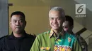 Calon Gubernur Jawa Tengah, Ganjar Pranowo berjalan keluar seusai menjalani pemeriksaan di Gedung KPK, Jakarta, Kamis (28/6). Ganjar diperiksa sebagai saksi kasus dugaan korupsi E-KTP sehari setelah mengikuti Pilkada di Semarang. (Merdeka.com/Dwi Narwoko)