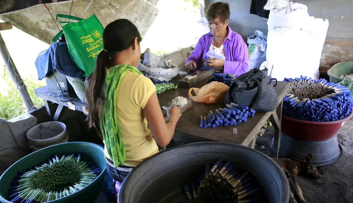 Para Pekerja membuat kembang api di dalam pondok di kota Bocaue, provinsi Bulacan, Filipina, (26/12/2015). (REUTERS/Romeo Ranoco)