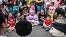 Sejumlah anak antusias mendengarkan dongeng dari Gerakan Para Pendongeng untuk Kemanusiaan (GePPuK) di Bundaran HI, Jakarta, Minggu (5/6). Aksi ini agar anak bisa menghindari kemungkinan kejahatan seksual terhadap diri mereka. (Liputan6.com/Faizal Fanani)