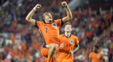 Gelandang Belanda Xavi Simons merayakan gol kelima timnya yang dicetak ke gawang  Bosnia-Herzegovina pada matchday pertama Grup 3 UEFA Nations League 2024/2025 di Stadion Phillips, Minggu (8/9/2024). (AP Photo/Peter Dejong)