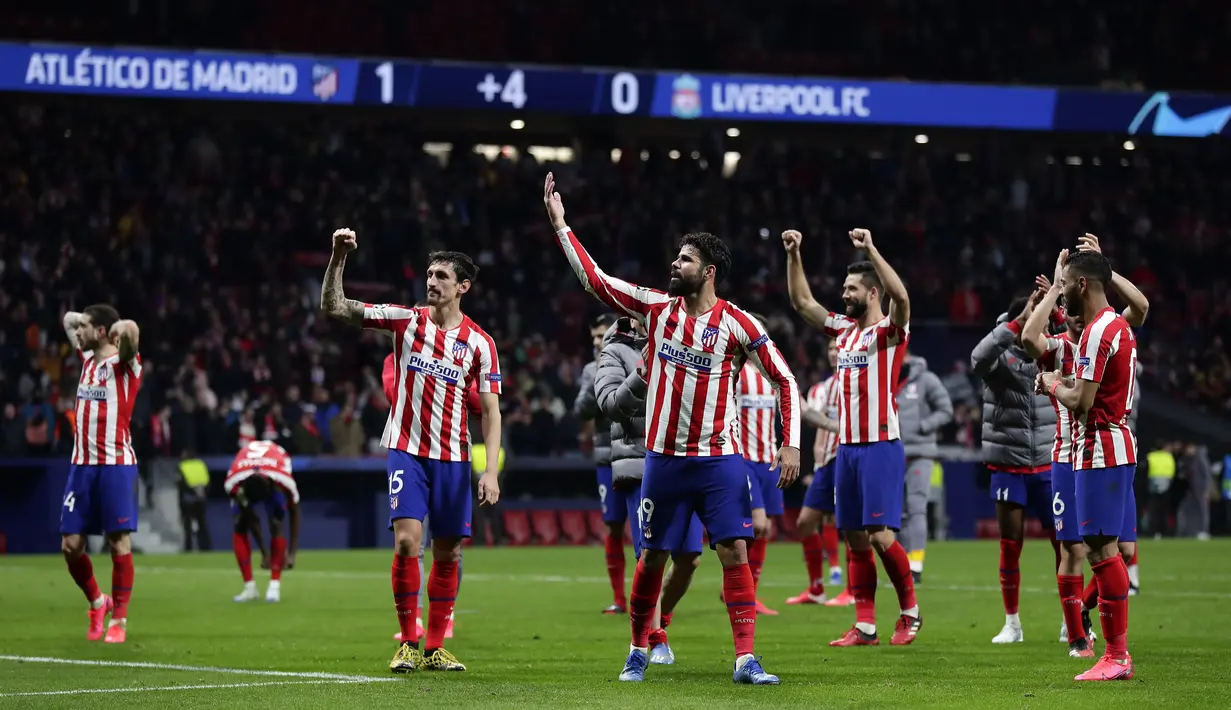 Para pemain Atletico Madrid merayakan kemenangan setelah bertanding melawan Liverpool pada leg pertama babak 16 Liga Champions di stadion Wanda Metropolitano di Madrid, Spanyol, Selasa (18/2/2020). Atletico Madrid menang tipis atas Liverpool 1-0. (AP Photo/Manu Fernandez)