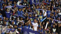 Ribuan suporter memenuhi tribun penonton memberi dukungan buat Persib saat melawan Mitra Kukar di Stadion Si Jalak Harupat, Sabtu (10/10/2015). Persib lolos ke final Piala Presiden 2015 dengan agregat 3-2. (Liputan6.com/Helmi Fithriansyah)