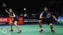 Pebulutangkis ganda campuran Indonesia, Praveen Jordan/Debby Susanto mengembalikan bola ke arah Lu Kai/Huang Yaqiong (China) di BCA Indonesia Open 2016 di Istora Senayan, Jakarta, Selasa (31/5/2016). Praveen Jordan/Debby Susanto kalah 15-21, 10-21