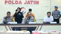 Polda Jatim mengamankan dua tersangka jual beli benih lobster ilegal di Banyuwangi. (Dian Kurniawan/Liputan6.com)