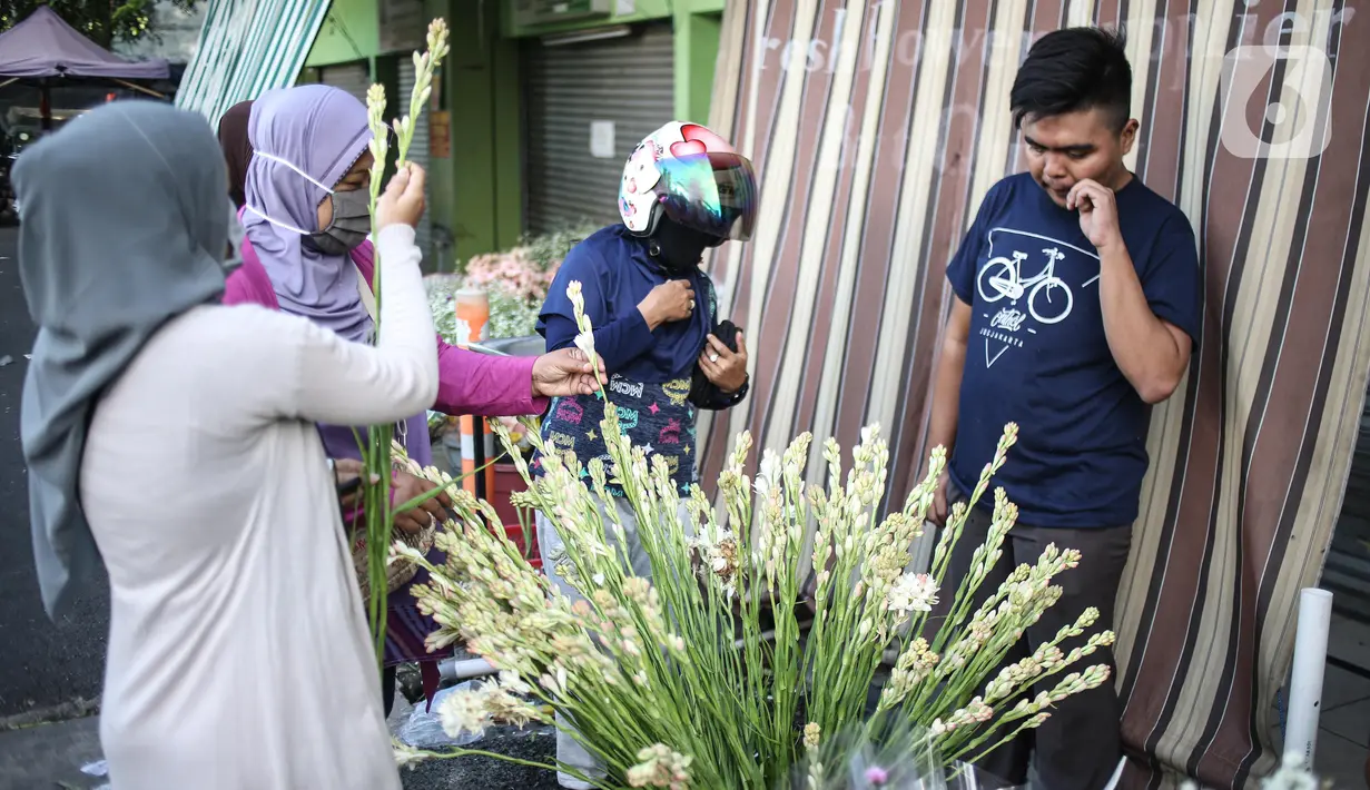 Pembeli memilih bunga potong di Pasar Bunga Rawa Belong di Jakarta, Sabtu (23/5/2020). Menyambut Hari Raya Idul Fitri 1441 H, permintaan bunga potong untuk menghias rumah turun karena kurangnya minat masyarakat untuk keluar rumah disebabkan pandemi COVID-19. (Liputan6.com/Faizal Fanani)