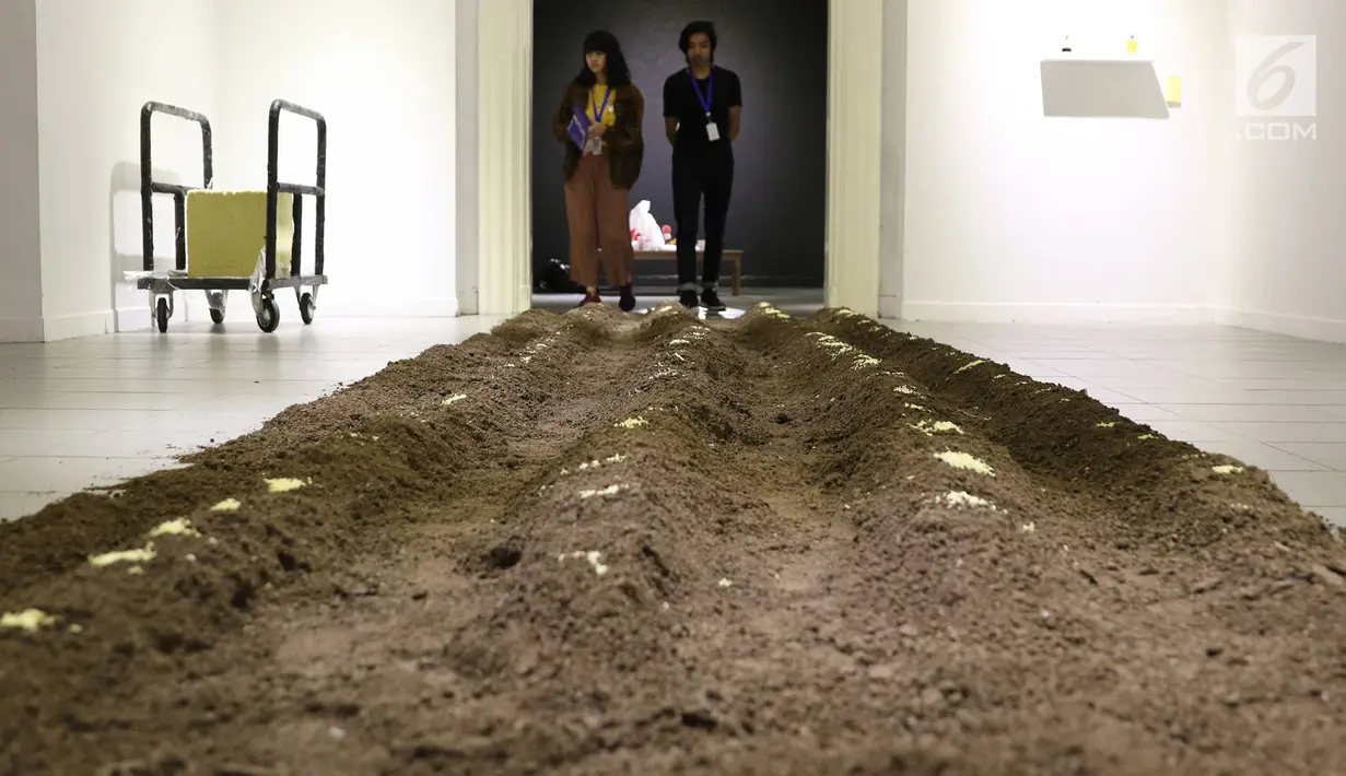 Salah satu karya seni yang dipamerkan yang bertajuk 'Mutual Unknown' di Galeri Nasional, Jakarta, Sabtu (3/6). Pameran yang menyajikan konsep 'studio terbuka' ini  mengajak pengunjung untuk berinteraksi dengan 9 pameris. (Liputan6.com/Immanuel Antonius)