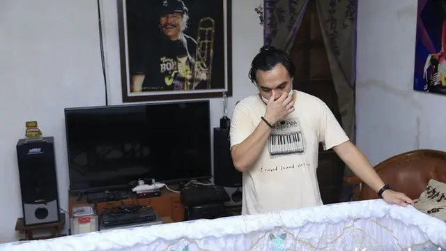 6 Potret Suasana Rumah Duka Benny Likumahuwa, Keluarga Tak Kuasa Menahan Tangis