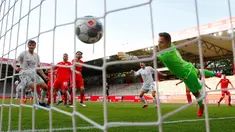 Pemain Bayern Munchen Benjamin Pavard (tak terlihat) mencetak gol ke gawang Union Berlin pada pertandingan Bundesliga di Berlin, Jerman, Minggu (17/5/2020). Bayern Munchen masih memuncaki klasemen Bundesliga usai mengalahkan Union Berlin 2-0. (HANNIBAL HANSCHKE/POOL/AFP)