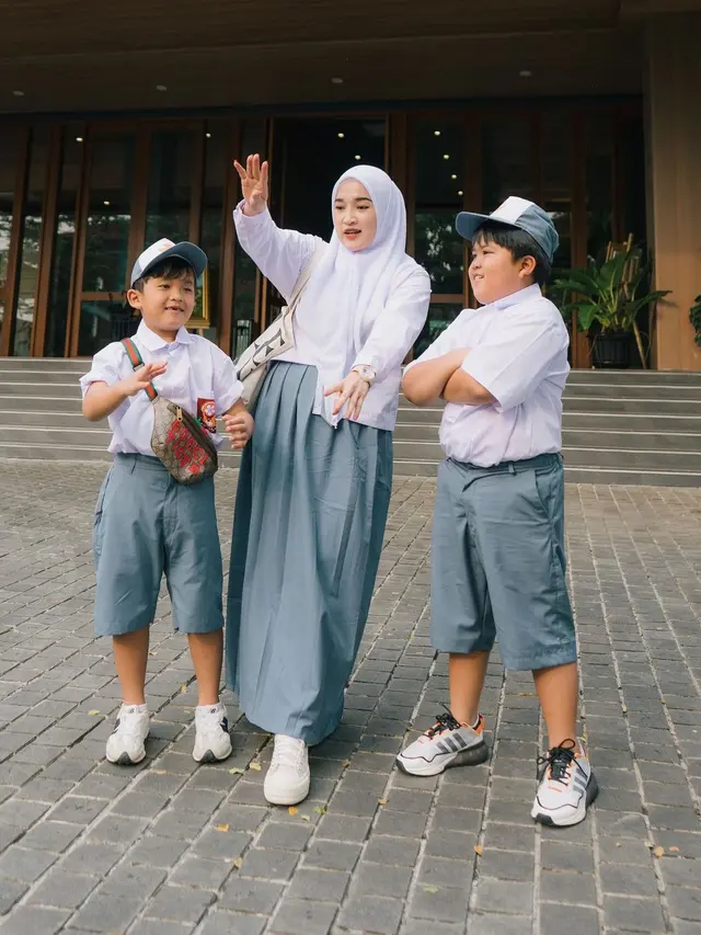 7 Potret Ririe Fairus Pakai Seragam SMA Bersama Buah Hati Ini Tuai Sorotan
