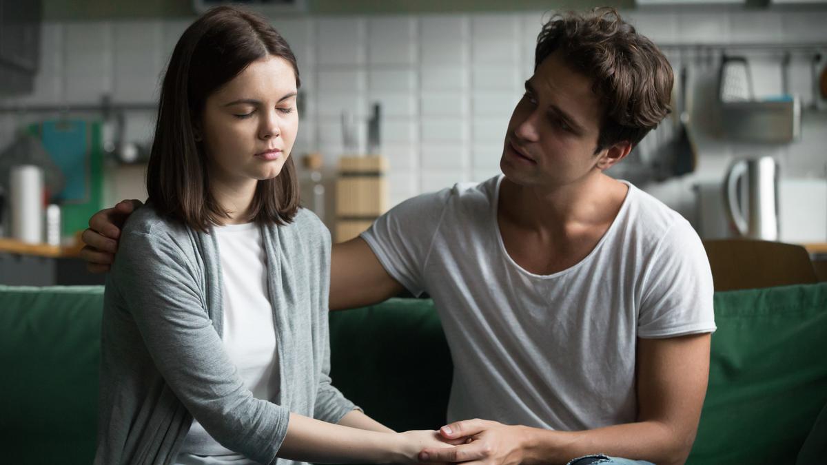 7 Ciri NPD pada Perempuan: Ketika Pasangan Terlalu Sibuk Mencari Validasi