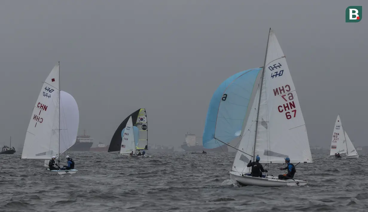 Para pelayar Asia mengatur arah saat mengikuti Asian Sailing Championship di Laut Jakarta, Senin (25/6/2018). Turnamen ini merupakan uji kesiapan jelang Asian Games XVIII. (Bola.com/Vitalis Yogi Trisna)