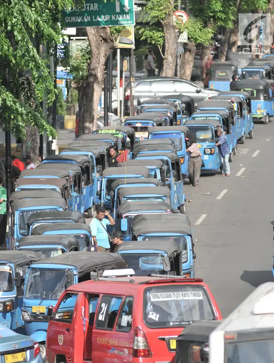Bajaj antre mengisi BBG di SPBG Pemuda, Jakarta, Kamis (15/11). Keadaan ini diperparah dengan beberapa SPBG di Jakarta yang mengalami kerusakan sehingga pengendara harus rela antre hingga lebih dari 1 jam untuk mengisi BBG. (Merdeka.com/Iqbal S. Nugroho)