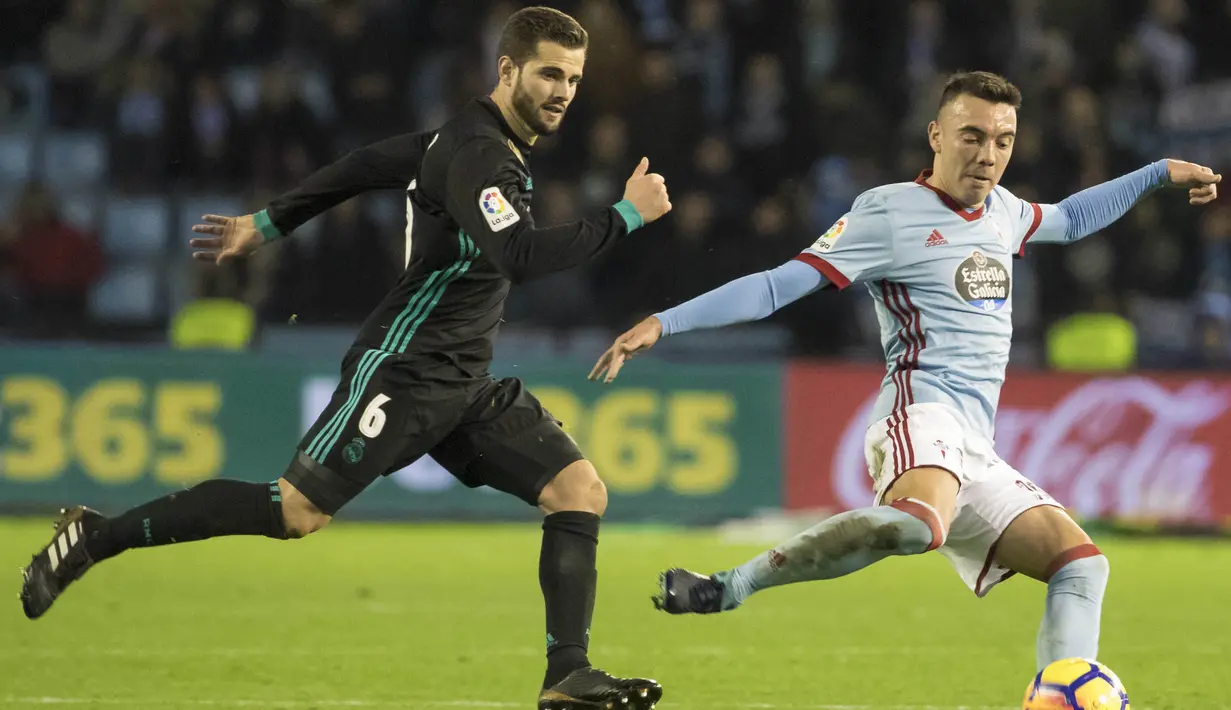 Gelandang Celta Vigo, Iago Aspas, berusaha melewati bek Real Madrid, Nacho, pada laga La Liga Spanyol di Stadion Balaidos, Vigo, Minggu (7/1/2018). Kedua klub bermain imbang 2-2. (AP/Lalo R. Villar)