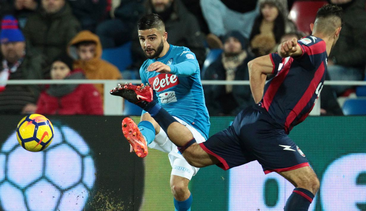 Gelandang Napoli, Lorenzo Insigne, melepas umpan saat melawan Crotone pada laga Serie A Italia di Stadion Ezio Scida, Crotone, Jumat (29/12/2017). Crotone kalah 0-1 dari Napoli. (AFP/Carlo Hermann)