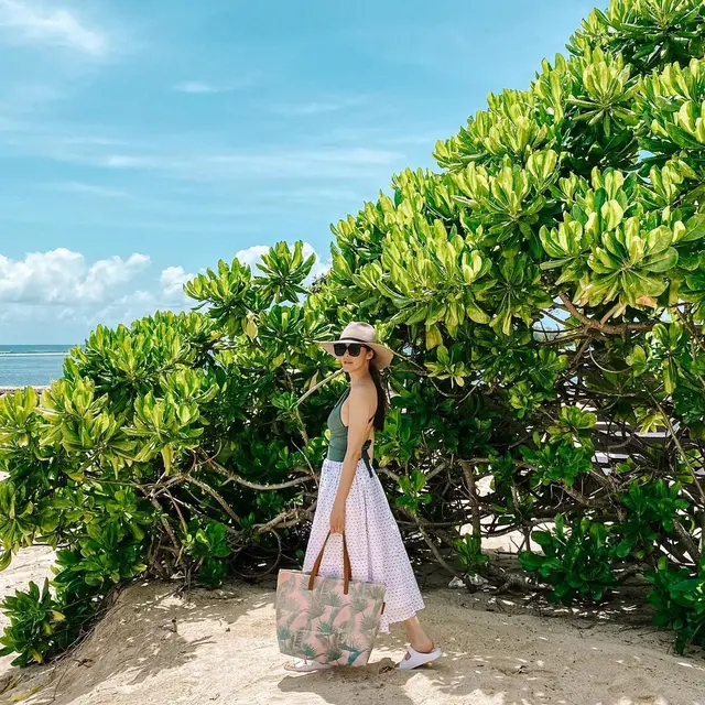 6 Momen Liburan Cathy Sharon dan Julie Estelle di Bali, Kompak Banget