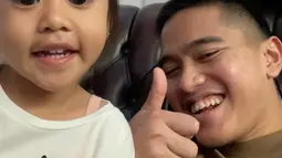 Kaesang Pangarep tengah mengajari putri Kahiyang Ayu dan Bobby Nasution, Sedah Mirah untuk memanggil kakak kepadanya. Sang ponakan mengikutinya hingga membuatnya tersenyum. (Foto: Instagram/@kaesangp)