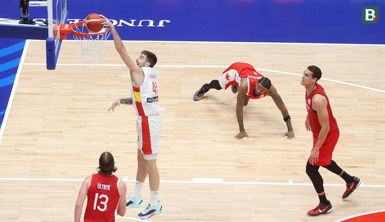 Pebasket Spanyol, Juancho Hernan Gomez, melakukan dunk saat melawan Kanada pada laga FIBA World Cup 2023 di Indonesia Arena, Minggu (3/9/2023).Kanada menang dengan skor 88-85. (Bola.com/M Iqbal Ichsan)