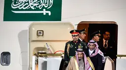 Pengawal membantu Raja Arab Saudi, Salman bin Abdulaziz Al Saud menuruni tangga eskalator saat tiba di Vnukovo International Airport, Rusia, 4 Oktober 2017. Eskalator emas milik Raja Salman macet setelah bergerak beberapa saat. (Alexander NEMENOV/AFP)