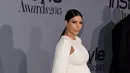 Sosok Kim Kardashian adalah seorang manusia biasa yang tak luput dari kesalahan. Kali ini, netizen menganggap Kim Kardashian sedang 'mengingau' karena kostumnya yang aneh saat berlibur di pantai bersama Kourtney. (AFP/Bintang.com)