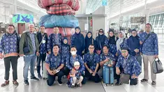 Ini dia momen Anang Hermansyah beserta keluarga yang akan bertolak ke Tanah Suci. Keluarga selebriti ini bahkan turut memboyong keluarga besar untuk menjalani ibadah umroh. (Liputan6.com/IG/@ashanty_ash)