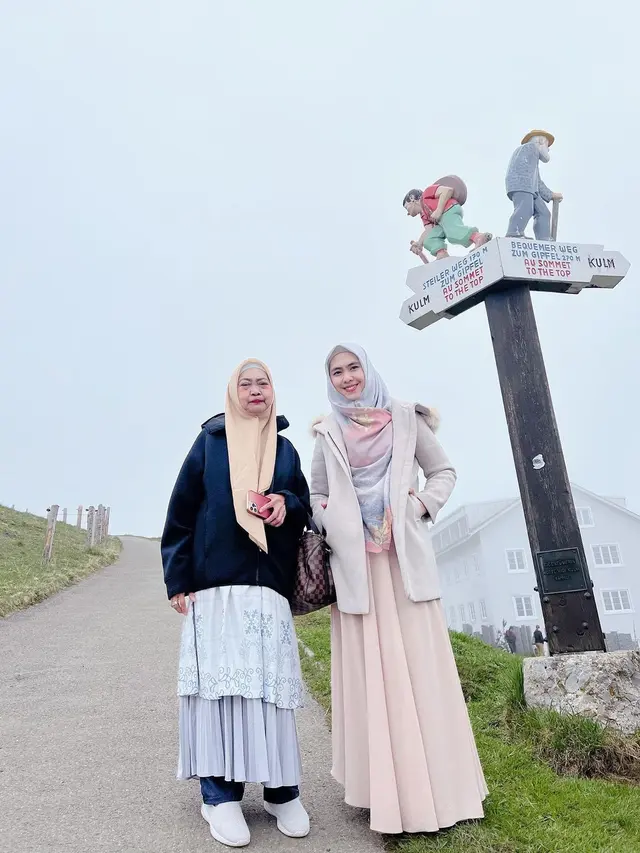 6 Potret Kedekatan Oki Setiana Dewi dan Ibunda Selama di Swiss, Penuh Kehangatan