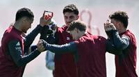 Metode tak biasa terlihat dalam latihan Arsenal menjelang laga leg pertama perempat final Liga Champions 2025/2026 melawan Sporting CP. (AFP/Glyn Kirk)