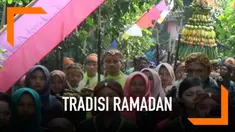 Warga Sleman Daerah Istimewa Yogyakarta menggelar upacara Nyadran menyambut datangnya bulan Ramadan. Warga membersihkan makam dan berdoa untuk para leluhur. Nyadran juga diisi dengan arak-arakan gunungan makanan dan hasil bumi.