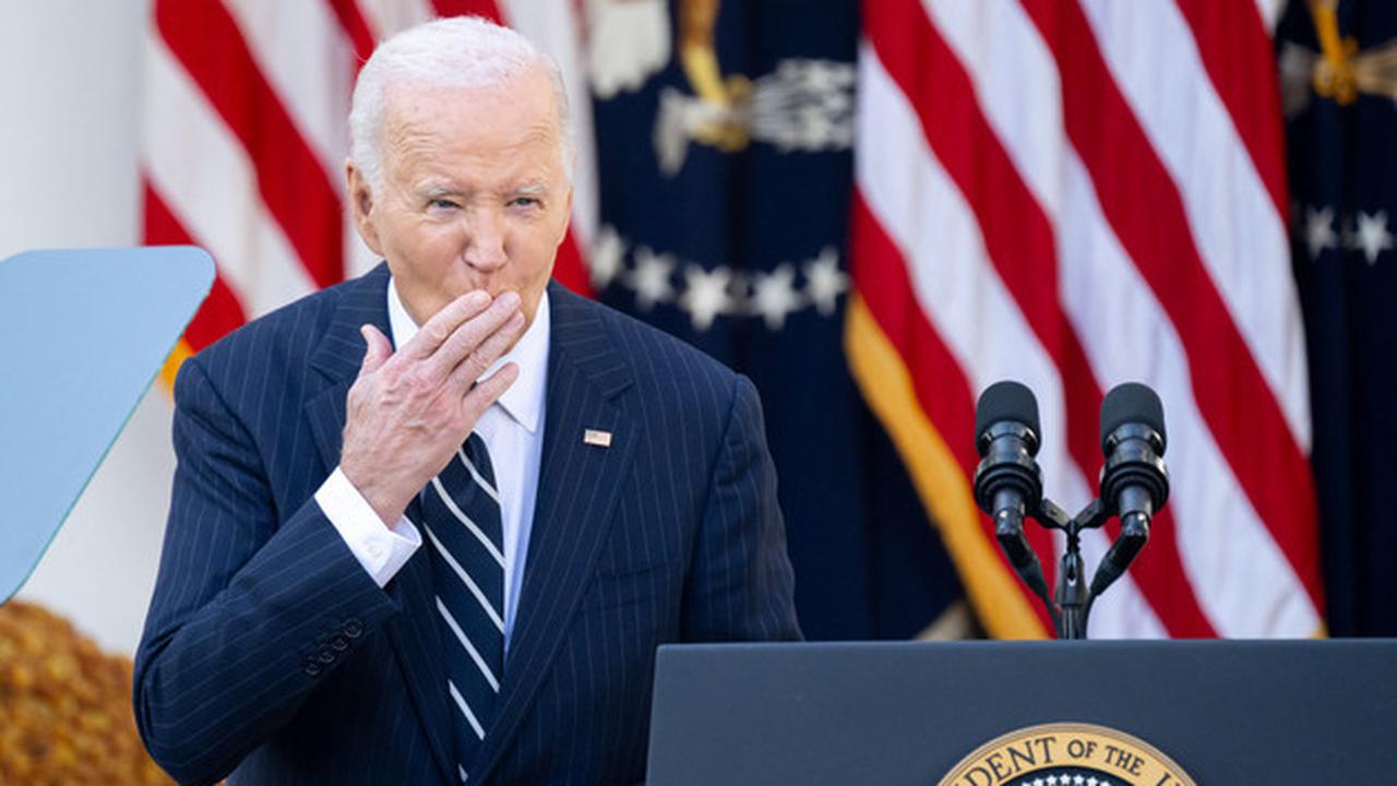Presiden Joe Biden memberi isyarat setelah berpidato di hadapan rakyat dari Rose Garden. (AFP)