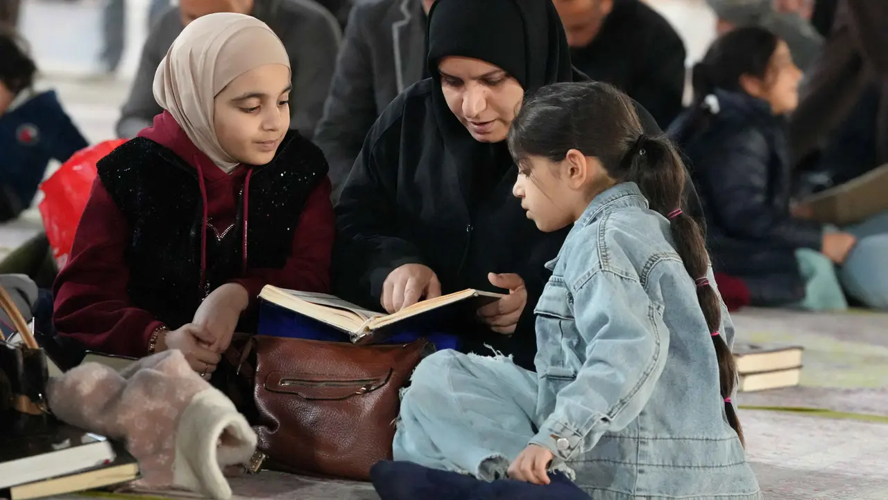 Membaca Al Quran, Salah Satu Amalan Utama untuk Mendapatkan Kemuliaan Malam Seribu Bulan