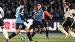 Pemain Kawasaki Frontale, Marcinho (tengah), menendang bola ke gawang Yokohama F. Marino dalam pertandingan J-League dalam pertandingan yang berlangsung di Todoroki Stadium, Kawasaki, Jumat (17/2/2023). (AFP/Yuichi Yamazaki)
