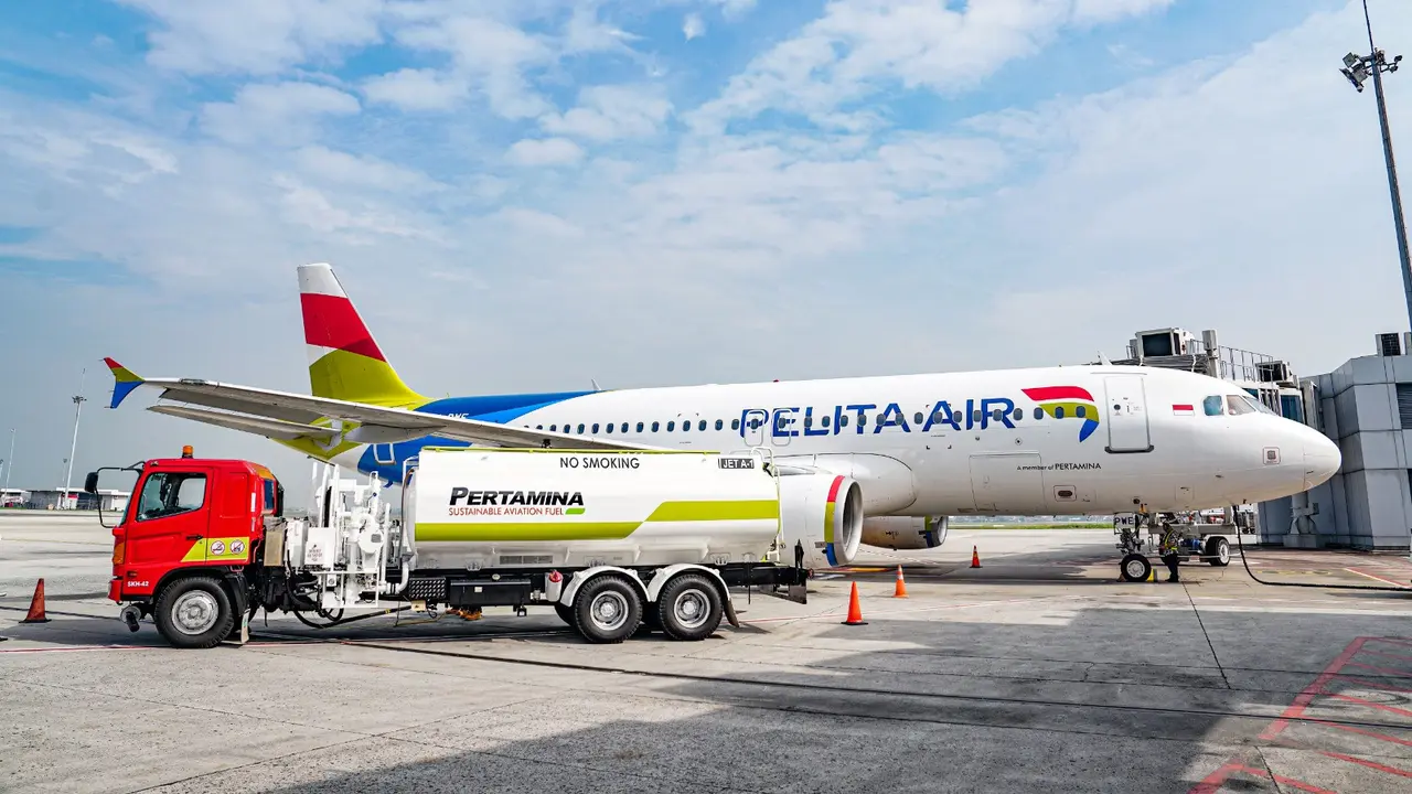 Penerbangan perdana Pelita Air menggunakan Pertamina Sustainable Aviation Fuel (SAF) berbahan baku minyak jelantah (Used Cooking Oil/UCO) berlangsung pada pada Rabu 20 Agustus 2025 dari Terminal 3 Bandara Internasional Soekarno-Hatta.