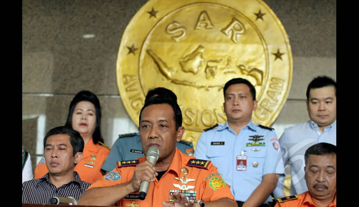 Kepala Basarnas, Marsekal Madya F.H.B Soelistyo dalam jumpa pers mengenai kelanjutan pencarian dan evakuasi pesawat AirAsia QZ8501 di Kantor Basarnas, Jakarta, Rabu (28/1/2015). (Liputan6.com/Faizal Fanani)