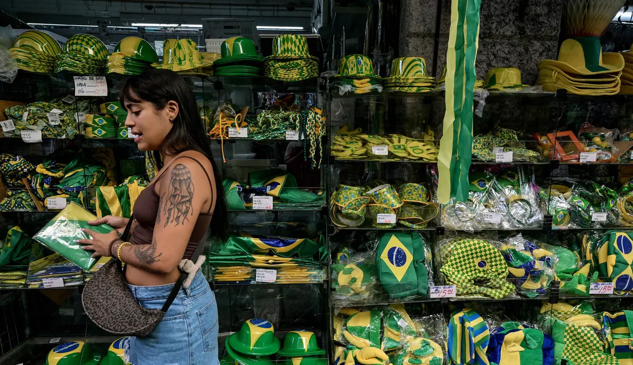 Seorang penggemar sepak bola Brasil berbelanja di pasar Saara, Rio de Janeiro, Brasil, pada Selasa 9 Juni 2026, menjelang turnamen Piala Dunia FIFA 2026. (Nelson ALMEIDA/AFP)