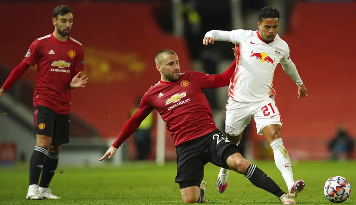 Pemain RB Leipzig Justin Kluivert (kanan) berebut bola dengan pemain Manchester United Luke Shaw pada pertandingan Grup H Liga Champions di Stadion Old Trafford, Manchester, Inggris, Rabu (28/10/2020. Manchester United menang 5-0, Marcus Rashford cetak hattrick. (AP Photo/Dave Thompson)