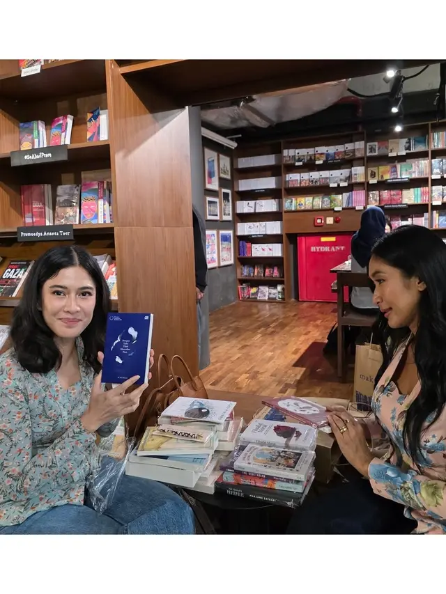 6 Potret Dian Sastro dan Happy Salma ke Toko Buku Pakai Kebaya, Dihadiahi Puisi