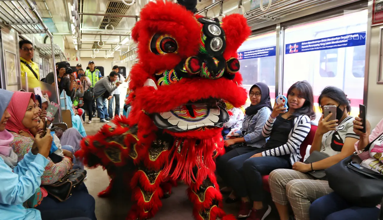 Barongsai menghibur penumpang kereta api di stasiun Jakarta-Kota, Selasa (5/2). Di Tahun Baru Imlek ini PT KAI menghadirkan hiburan Barongsai serta meluncurkan KMT tematik dan pemberian fortune cookies bagi pengguna jasa KRL. (Liputan6.com/Johan Tallo)